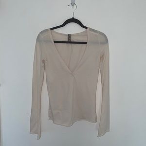 Barefoot dreams Malibu collection long sleeve v neck hooded shirt raw hem small